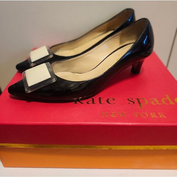 Kate Spade Black Patent w/Cream Lucite Medallion Kitten Pumps SZ.6 $350 in Box - Picture 1 of 10